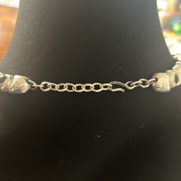 Silver and black necklace - Picture 2 of 2